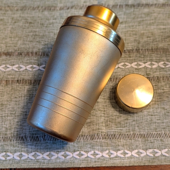 Vintage MIRRO 1960's Gold Cocktail / Martini Shaker - Picture 7 of 14